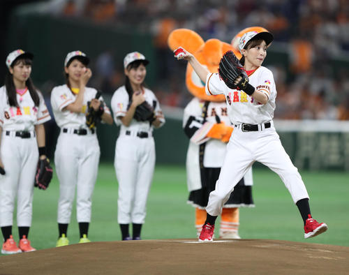 巨人対広島　スピードガンイベントで投げる「ももいろクローバーZ」の百田夏菜子（撮影・林敏行）