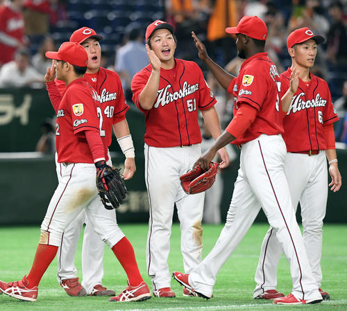 巨人対広島　巨人に快勝しナインを迎える広島鈴木（撮影・たえ見朱実）