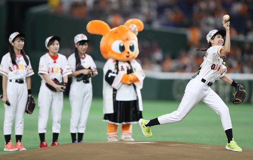 巨人対広島　スピードガンイベントで投げる「ももいろクローバーZ」の玉井詩織（撮影・林敏行）