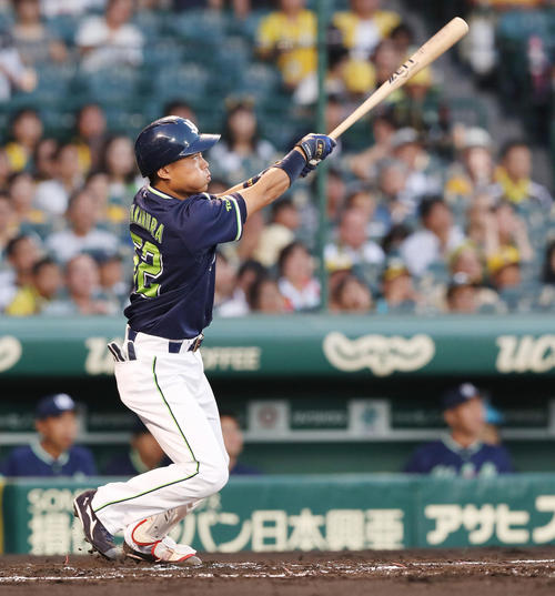 2回表ヤクルト2死一、二塁、左越えに先制の3点本塁打を放つ中村（撮影・前田充）