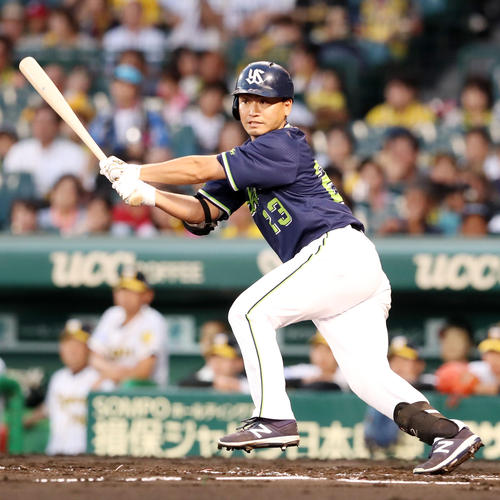 2回表ヤクルト2死一、二塁、青木宣は左翼前に適時打を放つ（撮影・加藤哉）