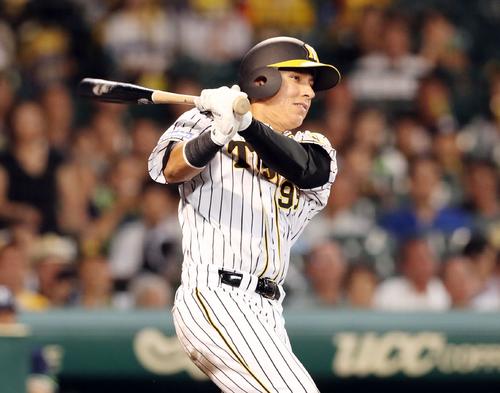 阪神対ヤクルト　4回裏阪神1死二塁、右前適時打を放つナバーロ（撮影・前田充）