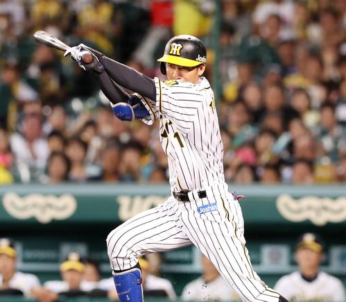 阪神対ヤクルト　4回裏阪神1死一、三塁、鳥谷は三ゴロ失策で打点を挙げる（撮影・加藤哉）