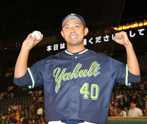 阪神対ヤクルト　今季初勝利を挙げウイニングボールを手に笑顔を見せる古野（撮影・加藤哉）