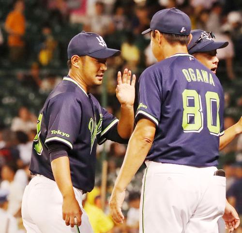 阪神対ヤクルト　今季初勝利を挙げた古野（左）は小川監督とタッチする（撮影・加藤哉）