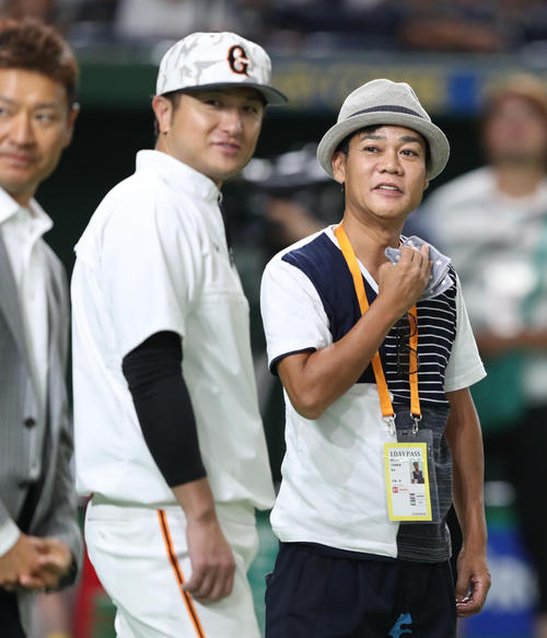 試合前の練習を見学する名倉潤(右)と話す巨人高橋監督(撮影・林敏行)