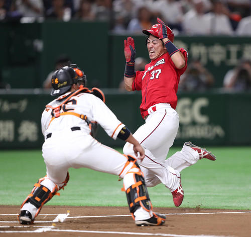 1回表広島無死一塁、菊池の右越え適時二塁打で生還する走者野間。捕手小林(撮影・林敏行)