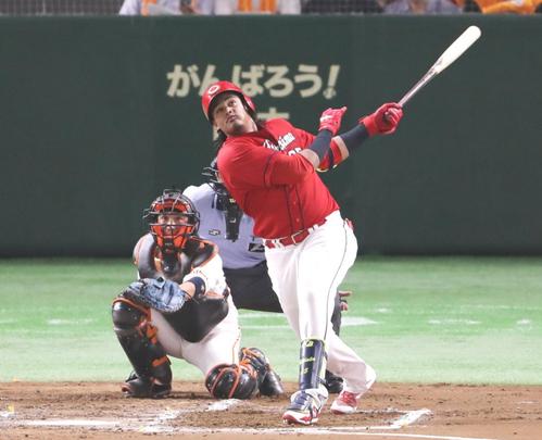 巨人対広島 2回表広島無死、田口から左越え本塁打を放つバティスタ(撮影・野上伸悟)