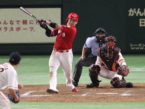 巨人対広島 9回表広島2死一、三塁、池田から右前適時打を放つ丸(撮影・野上伸悟)