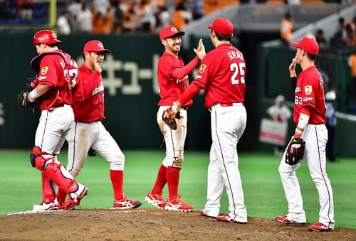 巨人対広島 広島菊池(中央)は新井貴浩らナインと勝利のハイタッチ(撮影・小沢裕)