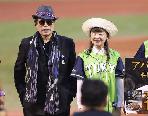 ヤクルト対広島　試合前、記念撮影するアパホテルの元谷芙美子社長（右）。左は夫の外志雄氏（撮影・狩俣裕三）