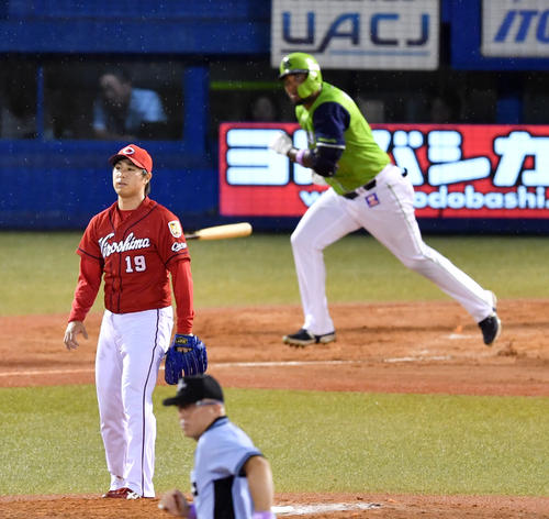 ヤクルト対広島 3回裏ヤクルト2死一塁、バレンティン(右)に右越え適時二塁打を浴び打球を見上げる野村(撮影・横山健太)
