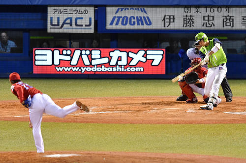 ヤクルト対広島 7回裏ヤクルト2死、左前打を放つ山田(撮影・横山健太)