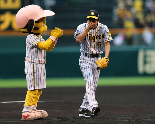 阪神対DeNA　ファーストピッチセレモニーで投球するアンジャッシュ渡部建（撮影・上山淳一）