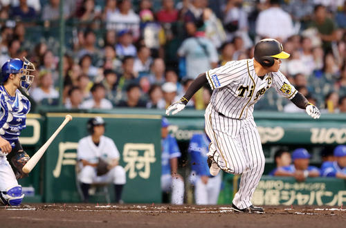 阪神対DeNA　1回裏阪神無死一、三塁、福留は左前適時打を放つ（撮影・加藤哉）