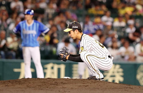 阪神対DeNA　3回表1死満塁、小野はマウンドでしゃがんで気持ちを入れ直すが…（撮影・加藤哉）