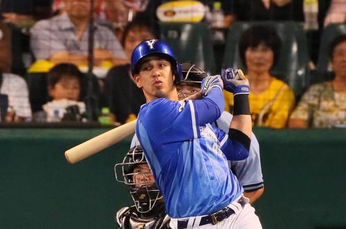 阪神対DeNA　3回表DeNA2死一、三塁、ネフタリ・ソトは右前勝ち越し適時打を放つ（撮影・宮崎幸一）
