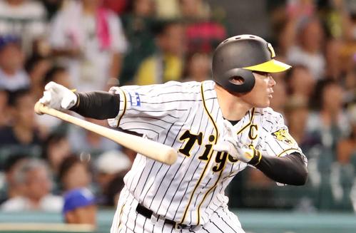 阪神対DeNA　5回裏阪神無死一、三塁、福留は中越え適時二塁打を放ち相手エラーの間に本塁へ生還する（撮影・加藤哉）