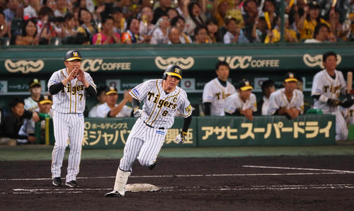 阪神対DeNA　5回裏阪神無死一、三塁、福留孝介は中越え2点適時二塁打を放ち、守備の乱れに乗じて一気に生還する（撮影・宮崎幸一）