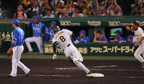 阪神対DeNA　5回裏阪神無死一、三塁、福留孝介は中越え2点適時二塁打を放ち、守備の乱れに乗じて一気に生還する（撮影・宮崎幸一）