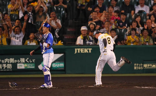 阪神対DeNA　5回裏阪神無死一、三塁、福留孝介は中越え2点適時二塁打を放ち、守備の乱れに乗じて一気に生還する（撮影・宮崎幸一）
