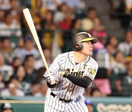 阪神対DeNA　7回裏阪神無死、福留は右翼越えソロ本塁打を放つ（撮影・加藤哉）