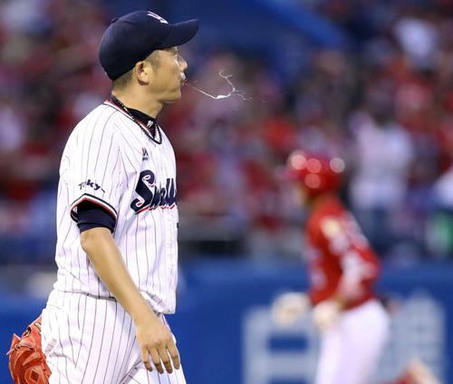 ヤクルト対広島　3回表広島無死一塁、菊池（後方）に2点本塁打を打たれ、つばを吐き捨てる石川（撮影・狩俣裕三）