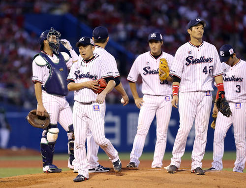ヤクルト対広島　3回表途中、7失点で降板するヤクルト先発石川（中央）（撮影・狩俣裕三）