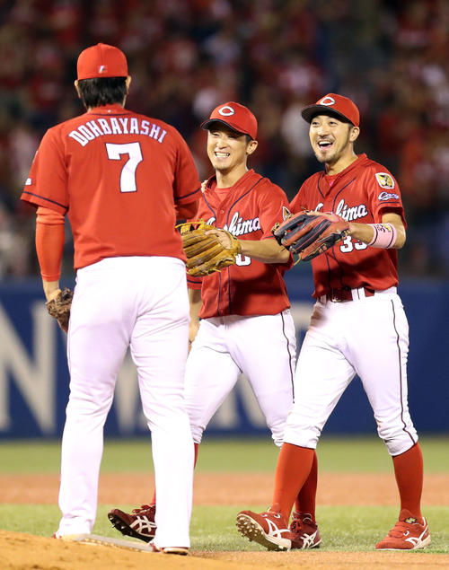 ヤクルト対広島　試合後、笑顔を見せる菊池（右）。左から堂林、上本（撮影・狩俣裕三）