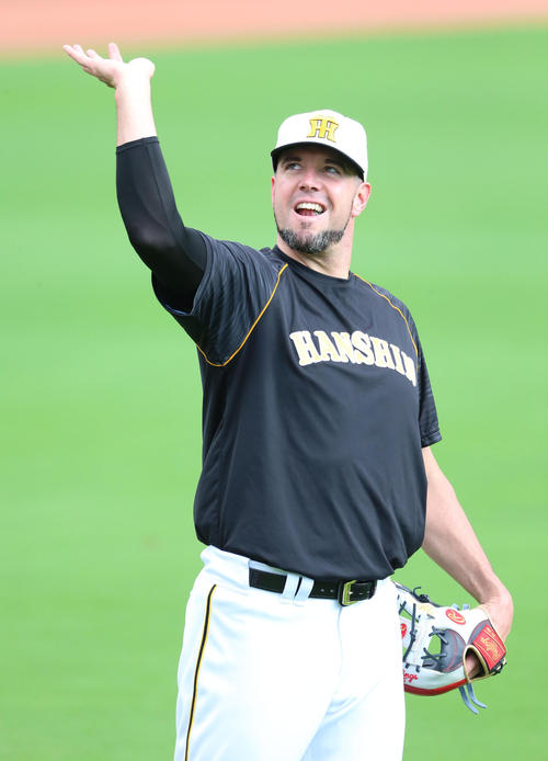 広島対阪神　試合前、リリースを確認するメッセンジャー（撮影・上山淳一）
