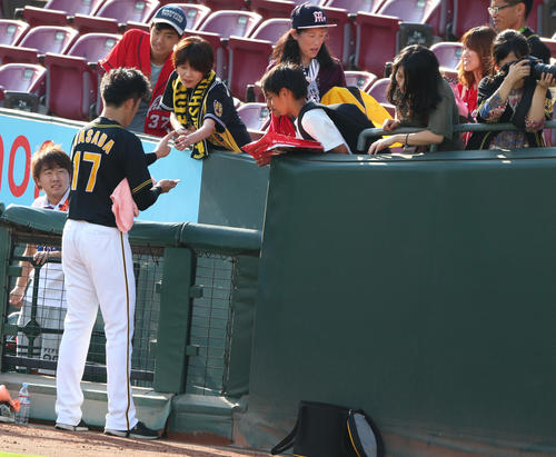 広島対阪神　試合前、ファンにサインをする岩貞（撮影・上山淳一）