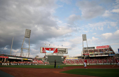 広島対阪神　試合開始時刻には晴れたマツダスタジアム（撮影・加藤哉）