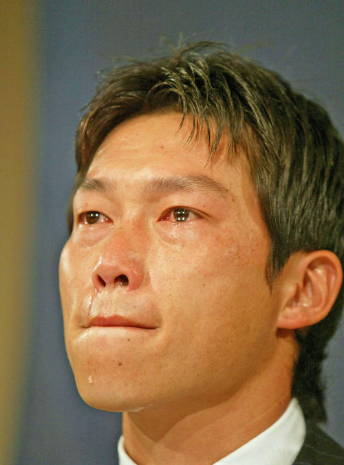 FA宣言し、涙を流しながら記者会見する新井貴浩（2007年11月撮影）
