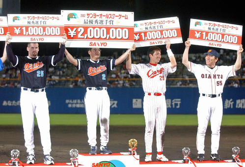 表彰を受ける左からジェルミー・パウエル、的山哲也、新井貴浩、松井秀喜（2002年7月撮影）