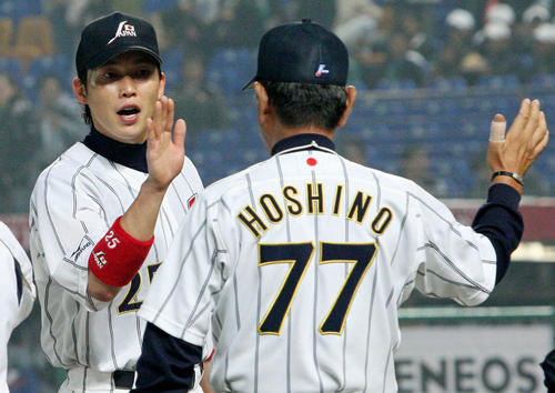 星野仙一代表監督（右）とハイタッチする新井（2007年12月撮影）