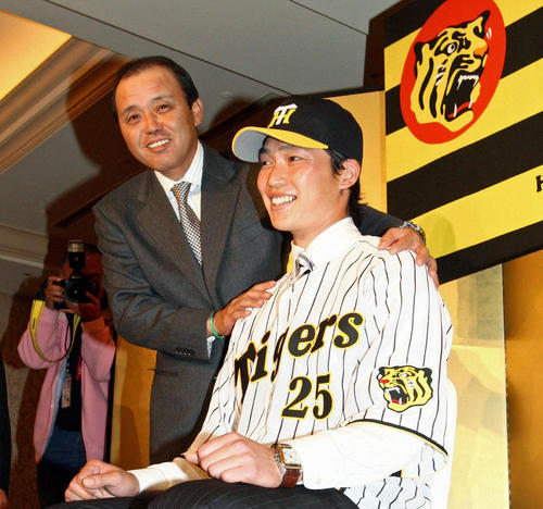 FAで阪神へ移籍した新井貴浩は会見後に初めて縦じまユニホーム姿を披露し岡田彰布監督と2ショットで記念撮影（2007年12月撮影）
