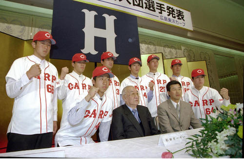 広島新入団選手発表に臨む新井（後列右から2人目）（1998年12月撮影）