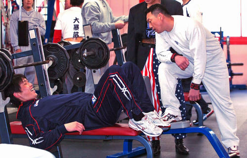 自主トレで筋トレを始めようとする新井（左）をからかう金本（2009年1月撮影）