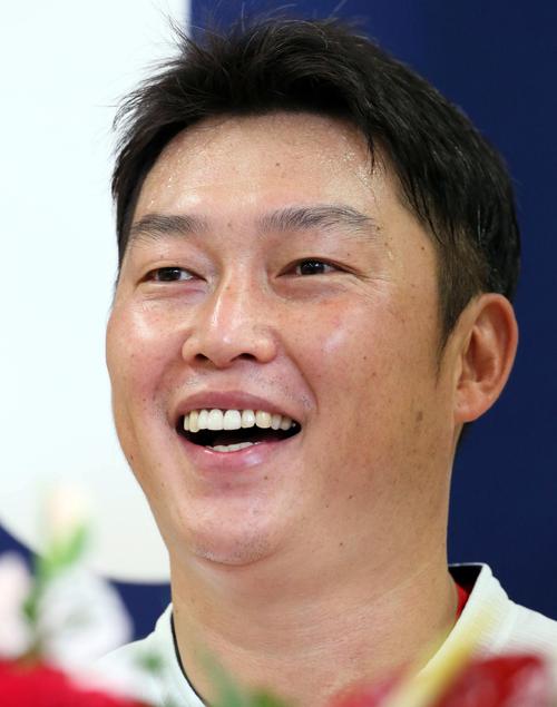 引退表明会見で笑顔を見せる新井貴浩（撮影・栗木一考）