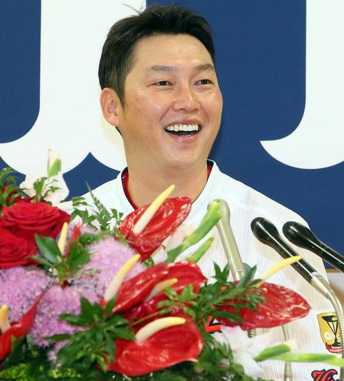 引退表明会見で記者の質問に答える新井貴浩（撮影・栗木一考）