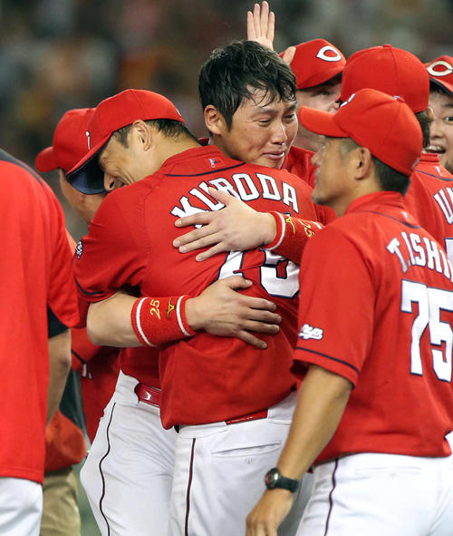 9月10日、リーグ優勝し新井と固く抱き合う黒田