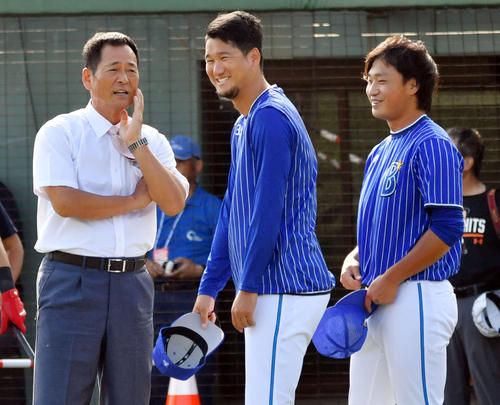 試合前練習中に中畑氏（左）にあいさつするDeNA三上（中央）と石田（右）（撮影・滝沢徹郎）