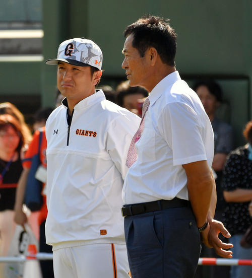 試合前練習で巨人高橋監督（左）と話す中畑氏（撮影・滝沢徹郎）
