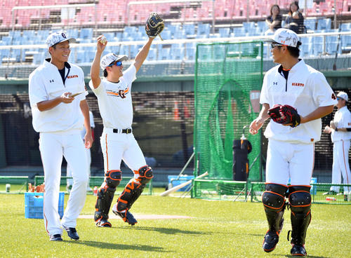試合前練習でノッカーを務めた巨人坂本勇（左）はバットが折れ苦笑いする。右は大城、中央は小林（撮影・滝沢徹郎）