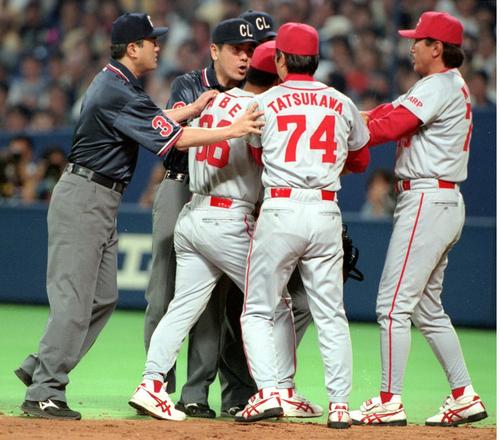 新井貴浩のハーフスイングをストライクと判定され、ベンチから飛び出し抗議する達川監督（２０００年撮影）