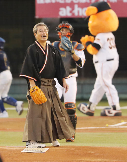 始球式を行った富山県出身の落語家立川志の輔（撮影・野上伸悟）