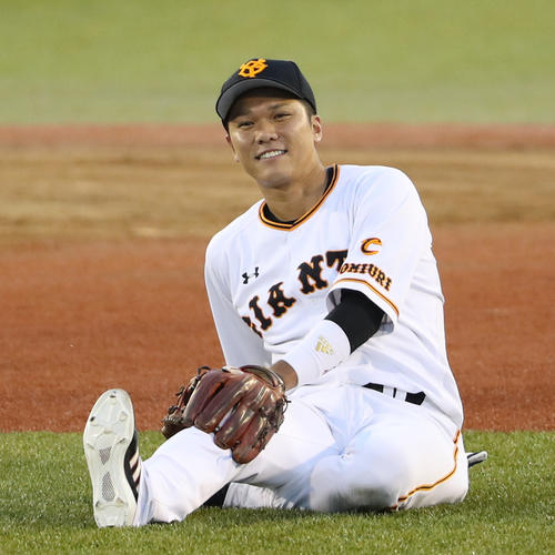 巨人対DeNA　1回表DeNA1死二塁、ロペスの先制中前適時打を追うも及ばず座り込む坂本勇（撮影・野上伸悟）