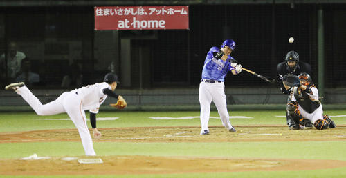 4回表DeNA無死、吉川光から左越え本塁打を放つ筒香（撮影・野上伸悟）