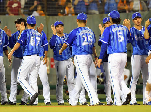 今季10勝目を挙げたえDeNAの東克樹は筒香嘉智と笑顔でハイタッチ（撮影・たえ見朱実）