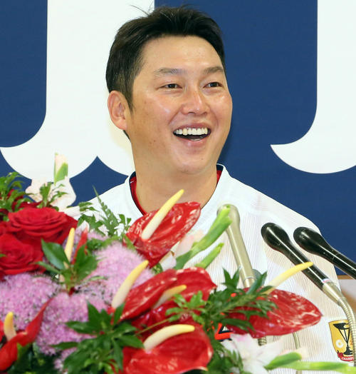 引退表明会見で笑顔を見せる新井（2018年9月5日撮影）